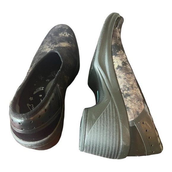 Bzees Willow Slip On Womens Mid Heel Pumps Comfort Black Gold Wedge Size 8 - Picture 9 of 14